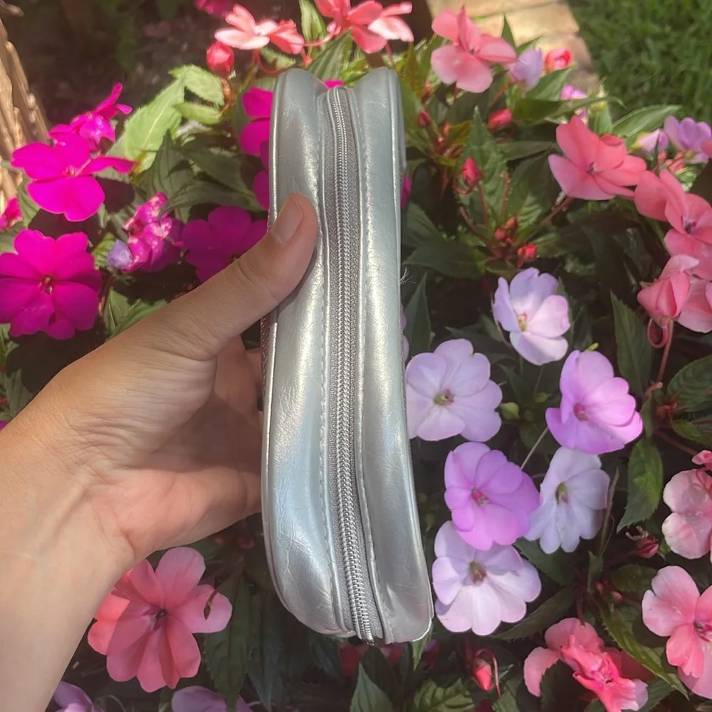 La Prairie Pouch NEW🩶